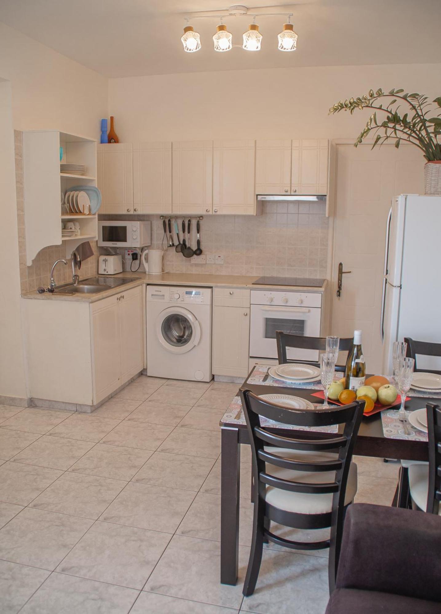 Cozy 1 Bedroom Apartment In Walking Distance To The Municipal Beach Pafos Exterior foto